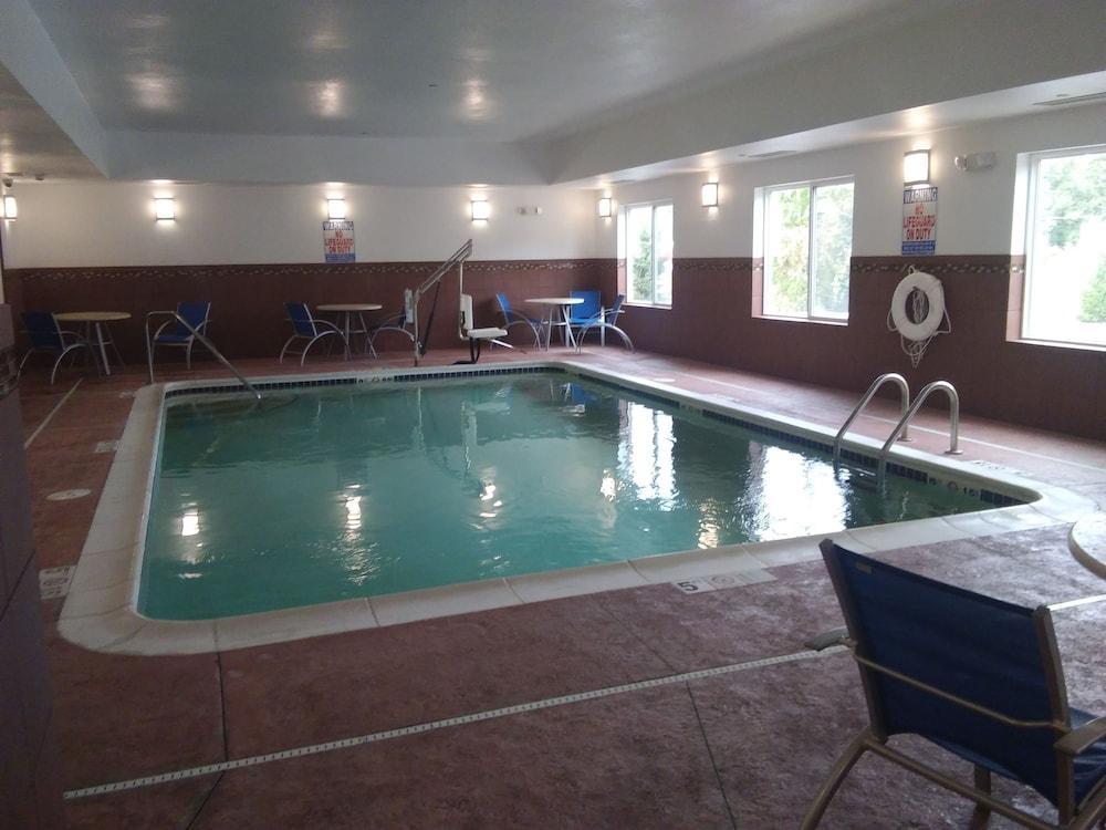 Holiday Inn Express Belle Vernon Екстер'єр фото